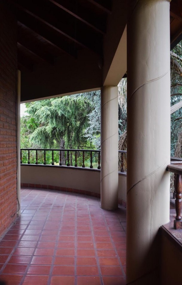 Amplio Chalet de 5 Ambientes en Villa Carlos Paz Vende o Permuta