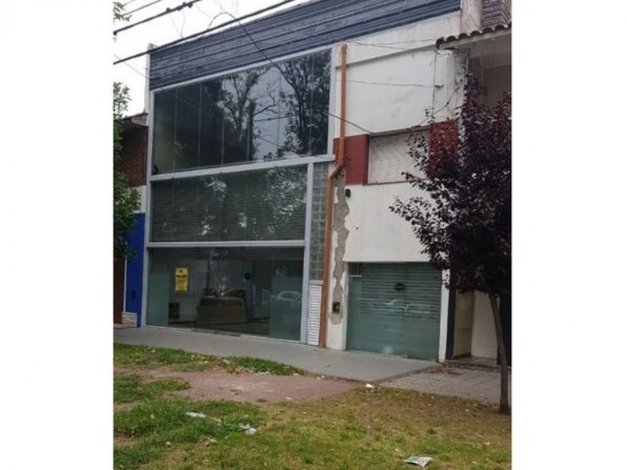 LOCAL DE 200 m2 APROXIMADAMENTE EN AVENIDA LIBERTAD Y AV. JARA