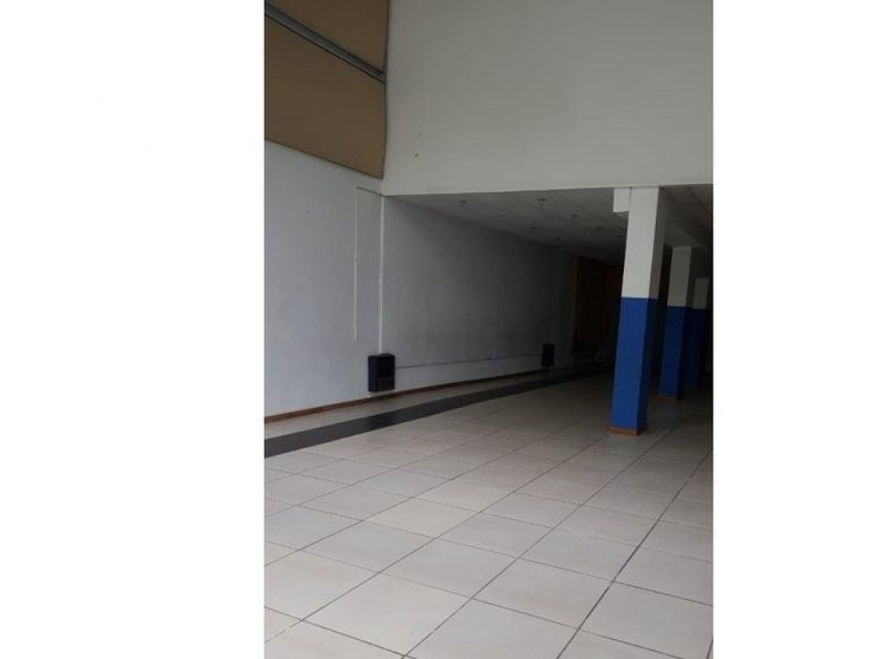 LOCAL DE 200 m2 APROXIMADAMENTE EN AVENIDA LIBERTAD Y AV. JARA