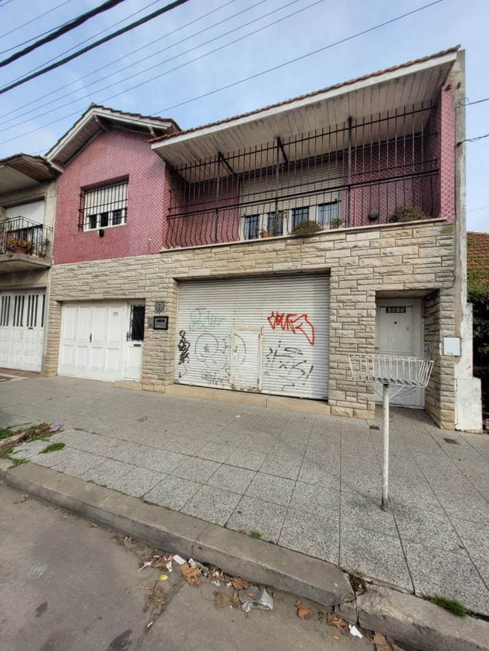 CASA 6 AMBIENTES A RECICLAR EN DOS PLANTAS, MAS EL DEPARTAMENTO DE 3 AMBIENTES CON ENTRADA INDIVIDUAL, COCHERA Y LOCAL