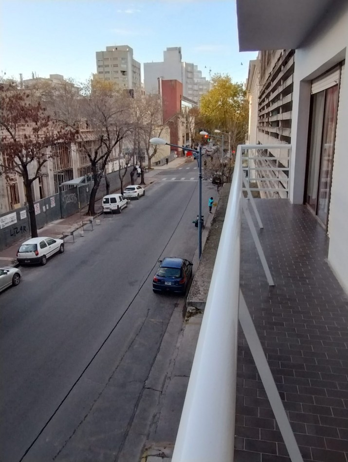 SEMIPISO DE 4 AMBIENTES CON BALCON SALIENTE A LA CALLE EN EL CENTRO