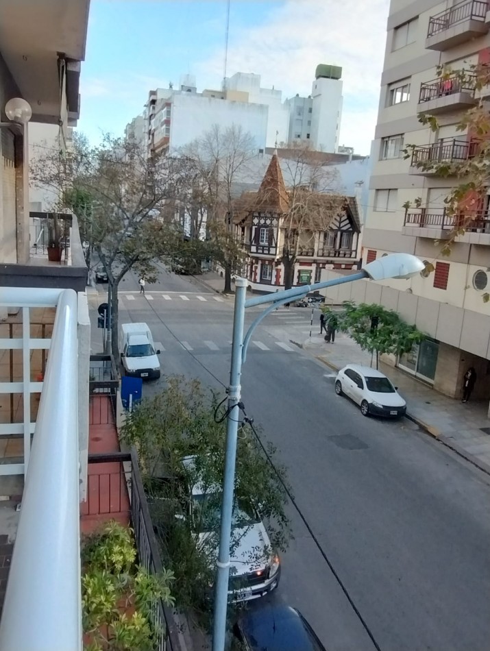 SEMIPISO DE 4 AMBIENTES CON BALCON SALIENTE A LA CALLE EN EL CENTRO