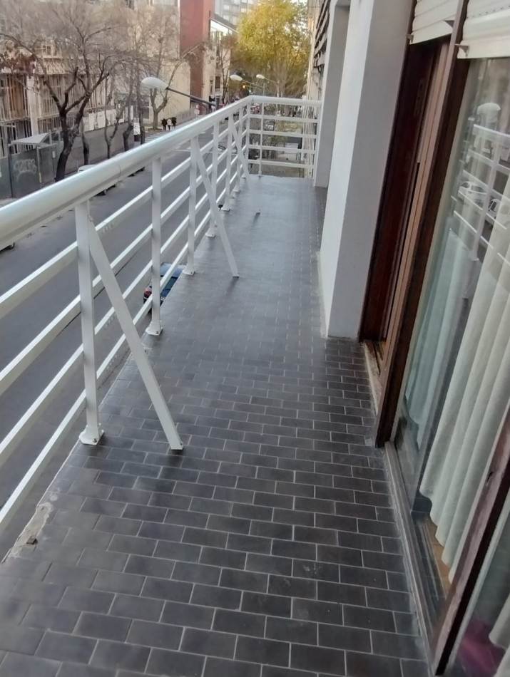 SEMIPISO DE 4 AMBIENTES CON BALCON SALIENTE A LA CALLE EN EL CENTRO