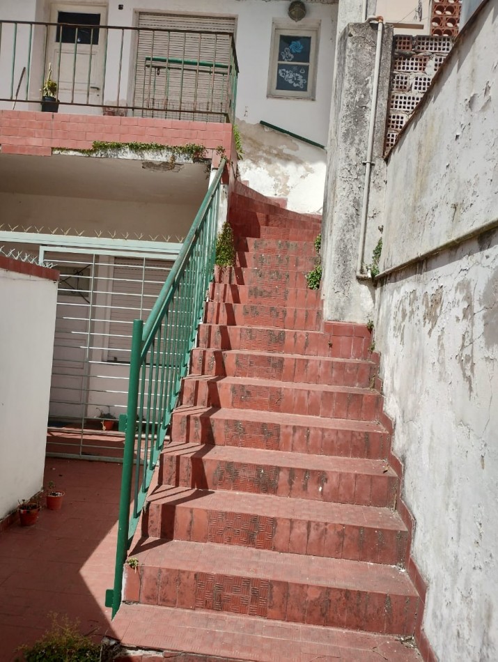 PH 2 AMBIENTES  POR PASILLO EN PRIMER PISO POR ESCALERA A RECICLAR