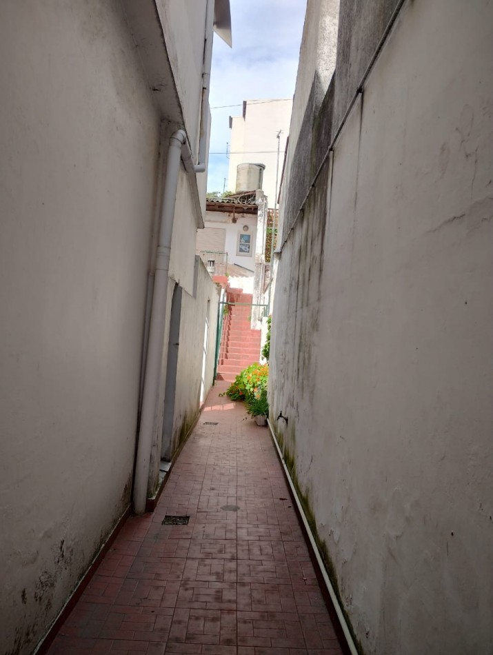 PH 2 AMBIENTES  POR PASILLO EN PRIMER PISO POR ESCALERA A RECICLAR