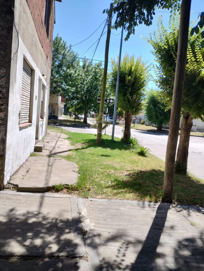 CASA A RECICLAR SOBRE LOTE DE 220m2 CON JARDIN EN BARRIO ISLAS MALVINAS VENDE O PERMUTA