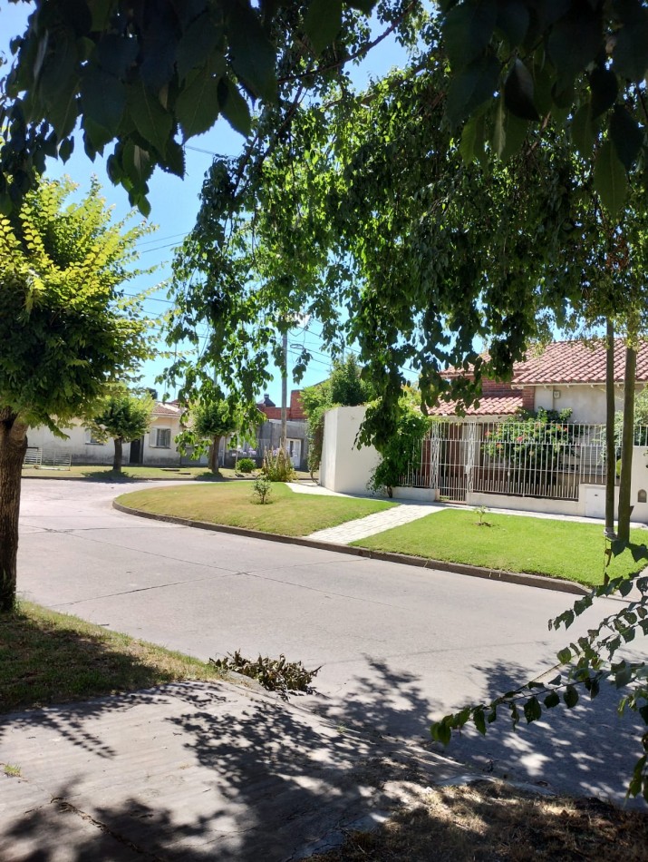 CASA A RECICLAR SOBRE LOTE DE 220m2 CON JARDIN EN BARRIO ISLAS MALVINAS VENDE O PERMUTA