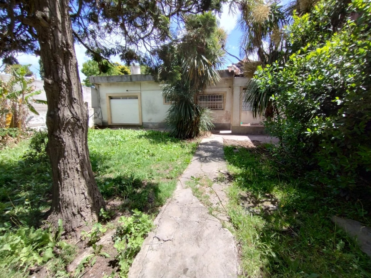 CASA A RECICLAR SOBRE LOTE DE 220m2 CON JARDIN EN BARRIO ISLAS MALVINAS VENDE O PERMUTA