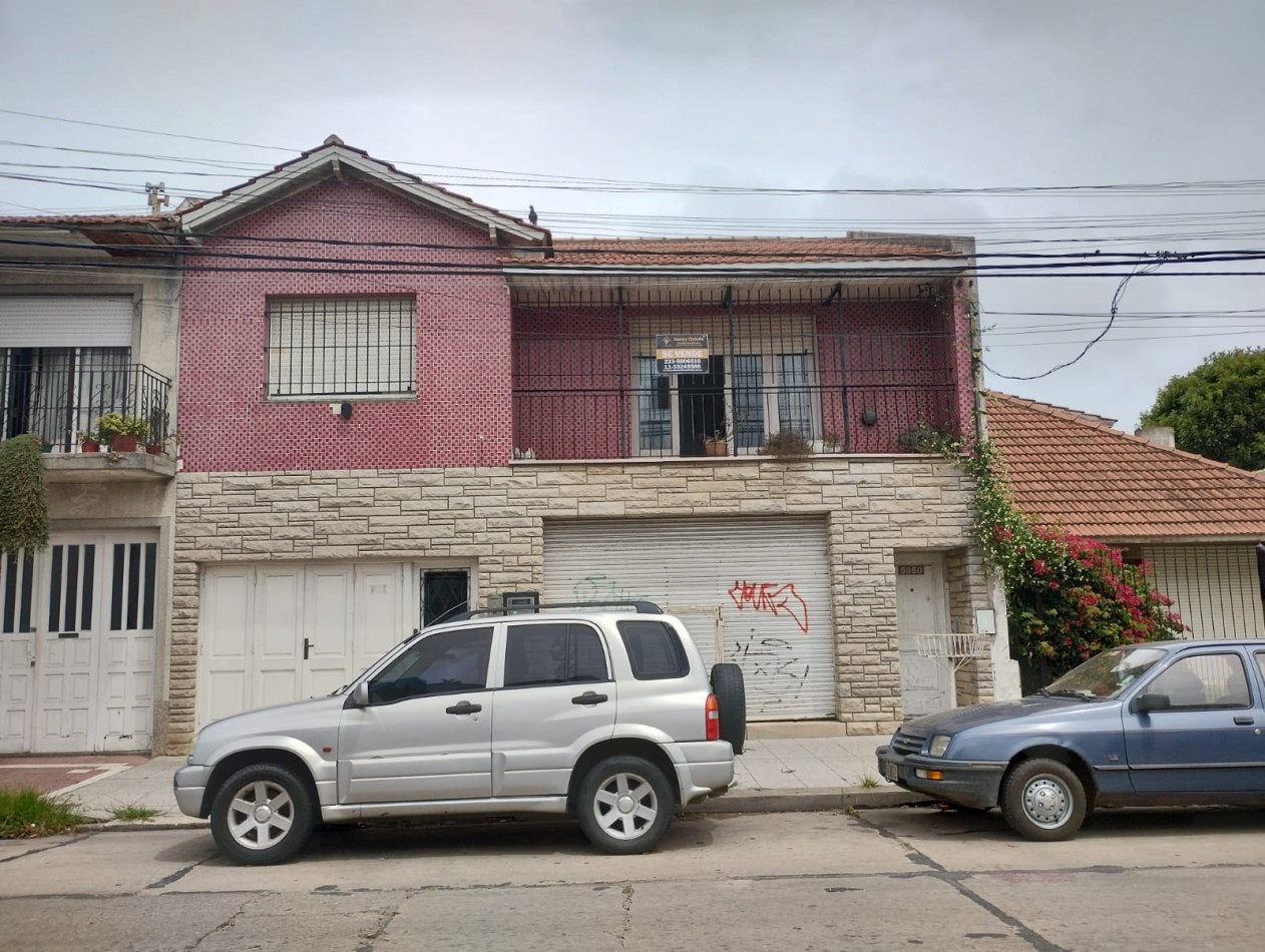 CASA 6 AMBIENTES A RECICLAR EN DOS PLANTAS, MAS EL DEPARTAMENTO DE 3 AMBIENTES CON ENTRADA INDIVIDUAL, COCHERA Y LOCAL