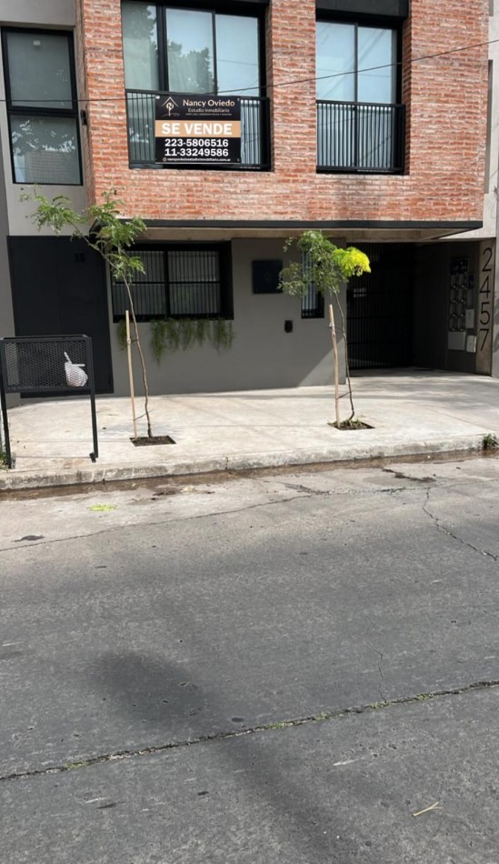 PH 1 AMBIENTE AL FRENTE, EN PLANTA BAJA CON COCHERA EN EL BARRIO SAN JUAN