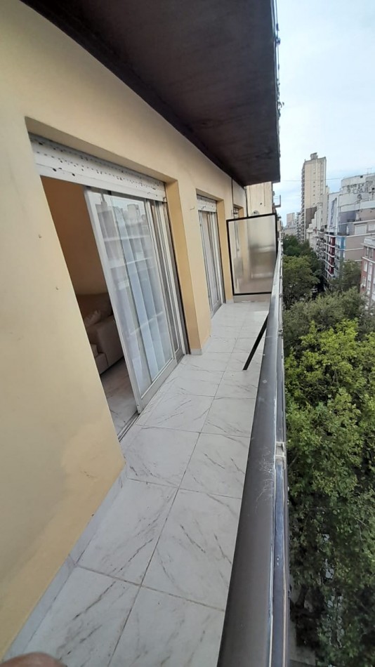 DEPARTAMENTO DOS AMBIENTES CON BALCON SALIENTE EN EL CENTRO