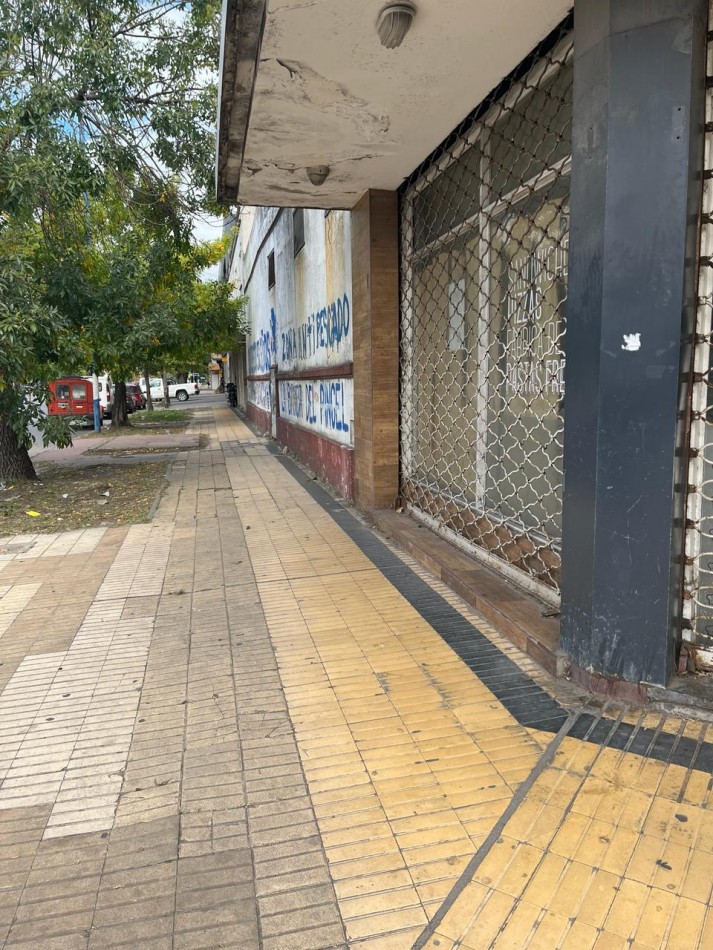 AMPLIO LOCAL COMERCIAL A RECICLAR DE 750M2 SOBRE AVENIDA JARA, IDEAL PARA EMPRENDIMIENTOS