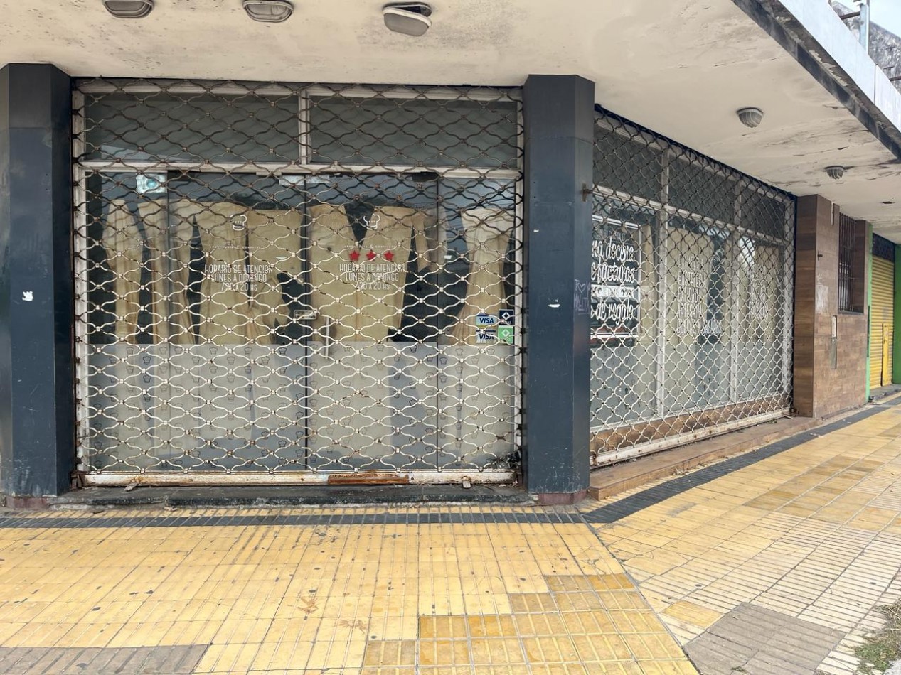 AMPLIO LOCAL COMERCIAL A RECICLAR DE 750M2 SOBRE AVENIDA JARA, IDEAL PARA EMPRENDIMIENTOS