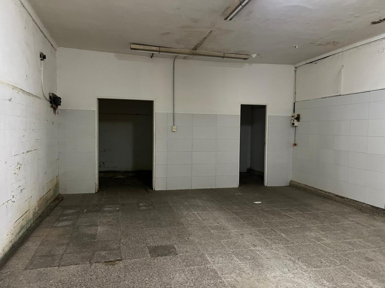 AMPLIO LOCAL COMERCIAL A RECICLAR DE 750M2 SOBRE AVENIDA JARA, IDEAL PARA EMPRENDIMIENTOS