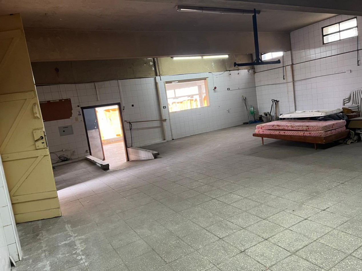 AMPLIO LOCAL COMERCIAL A RECICLAR DE 750M2 SOBRE AVENIDA JARA, IDEAL PARA EMPRENDIMIENTOS