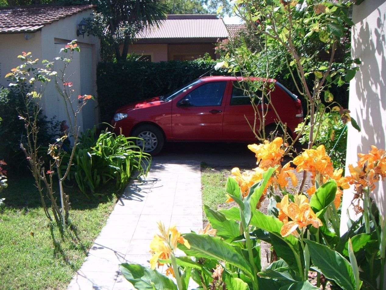 CASA 4 AMBIENTES CON PARQUE Y COCHERA EN FELIX U CAMET