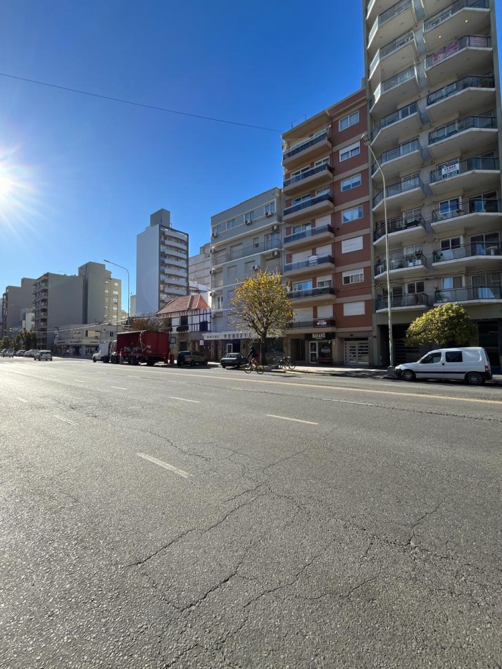 DEPARTAMENTO 4 AMBIENTES CON PATIO EN LA PERLA, A 3 CUADRAS DE LA PLAYA Y A UNA DE PLAZA ESPAÑA