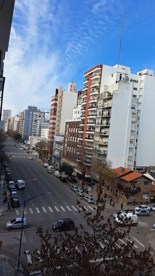 DEPARTAMENTO DE 1 AMBIENTE CON BALCON SALIENTE A LA CALLE EN PLAZA MITRE