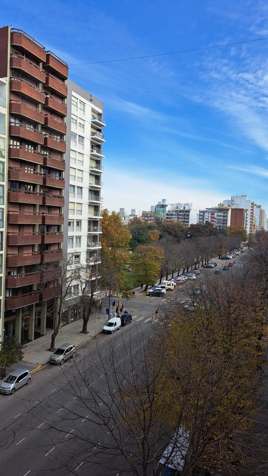 DEPARTAMENTO DE 1 AMBIENTE CON BALCON SALIENTE A LA CALLE EN PLAZA MITRE