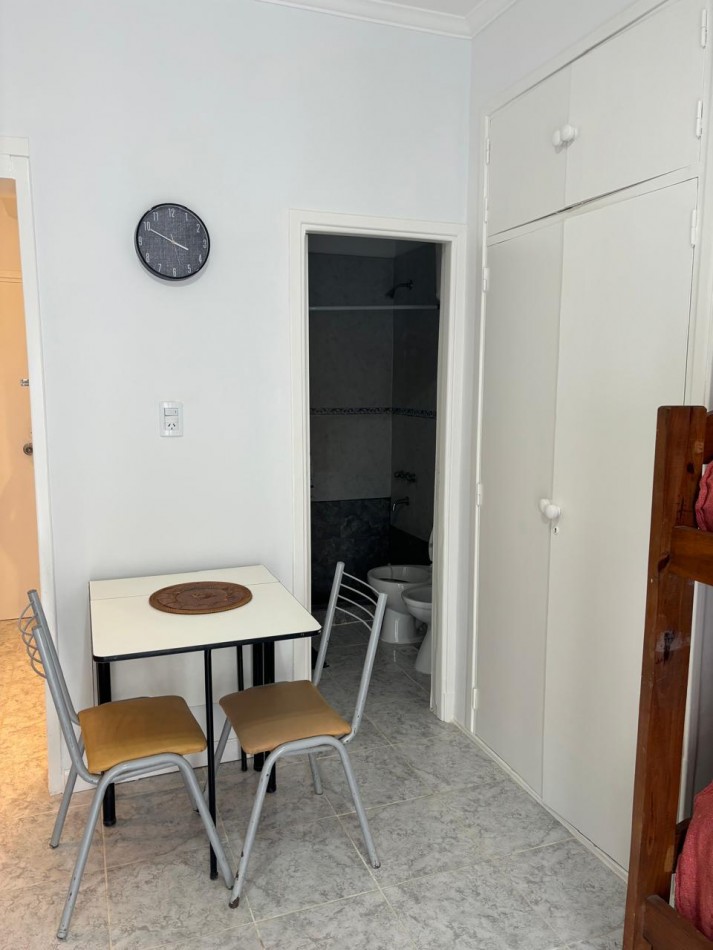 DEPARTAMENTO 1 AMBIENTE AMPLIO AL LATERAL CON BALCON, PARA 3 PERSONAS EN ALDREY, SE ALQUILA POR DIA O TEMPORADA