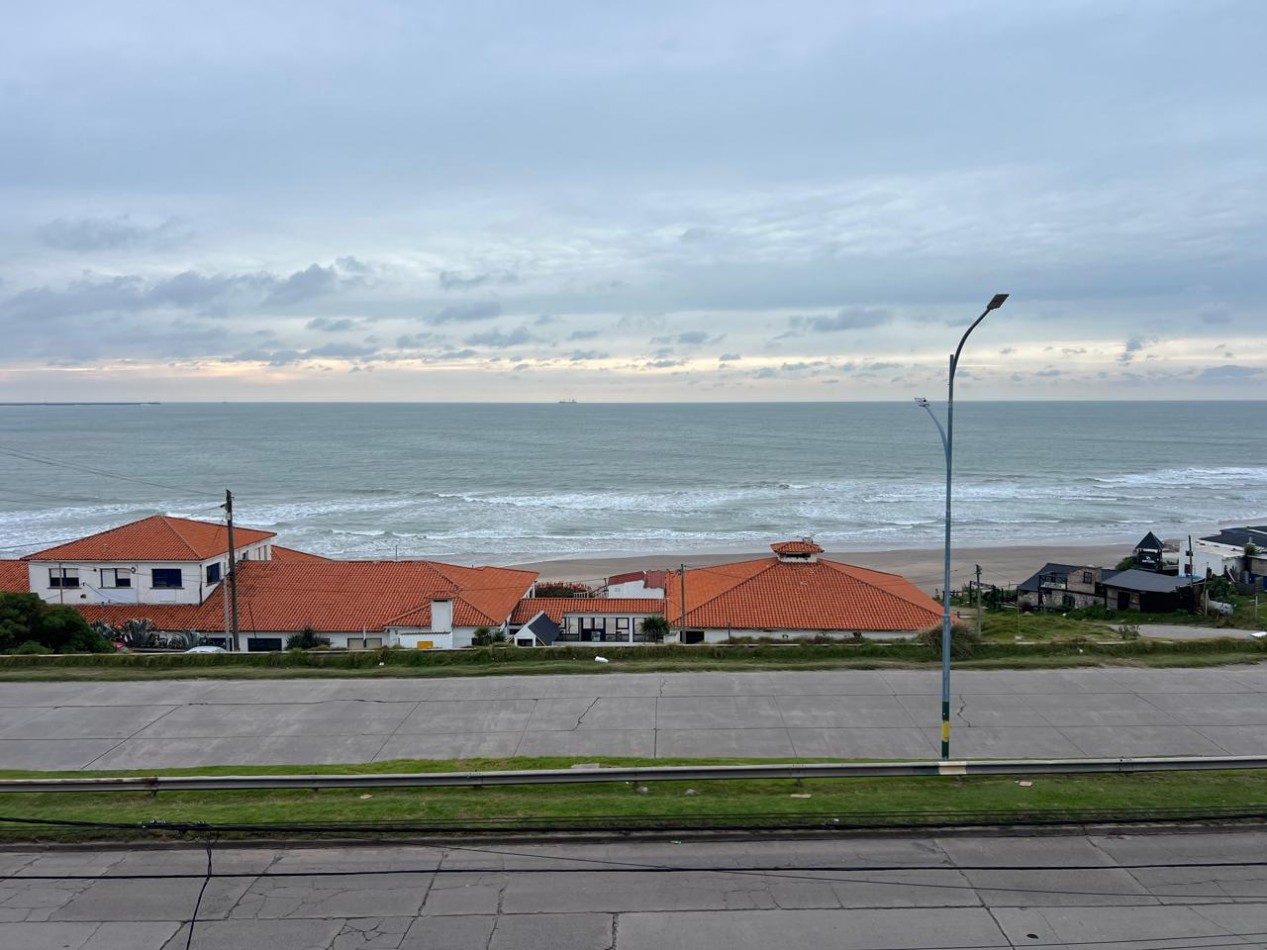 DEPARTAMENTO CON VISTA PLENA AL MAR EN SEGUNDO PISO POR ESCALERA EN PLAYA WAIKIKI, PUNTA MOGOTES