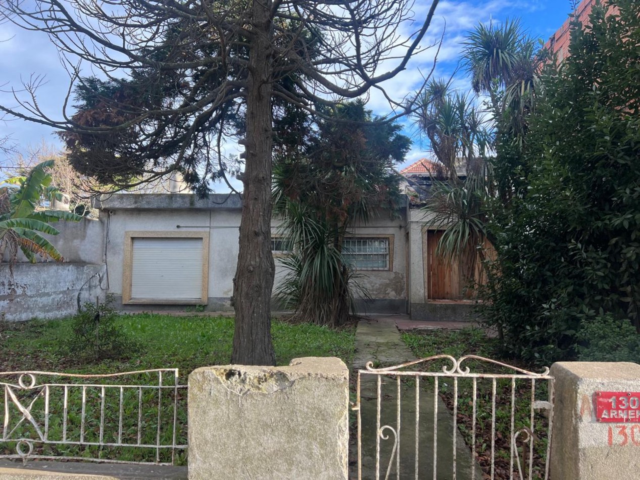 CASA A RECICLAR SOBRE LOTE DE 220m2 CON JARDIN EN BARRIO ISLAS MALVINAS VENDE O PERMUTA