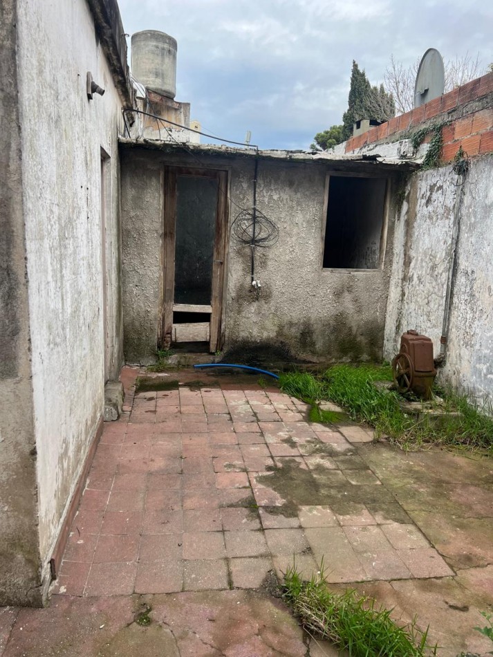 CASA A RECICLAR SOBRE LOTE DE 220m2 CON JARDIN EN BARRIO ISLAS MALVINAS VENDE O PERMUTA