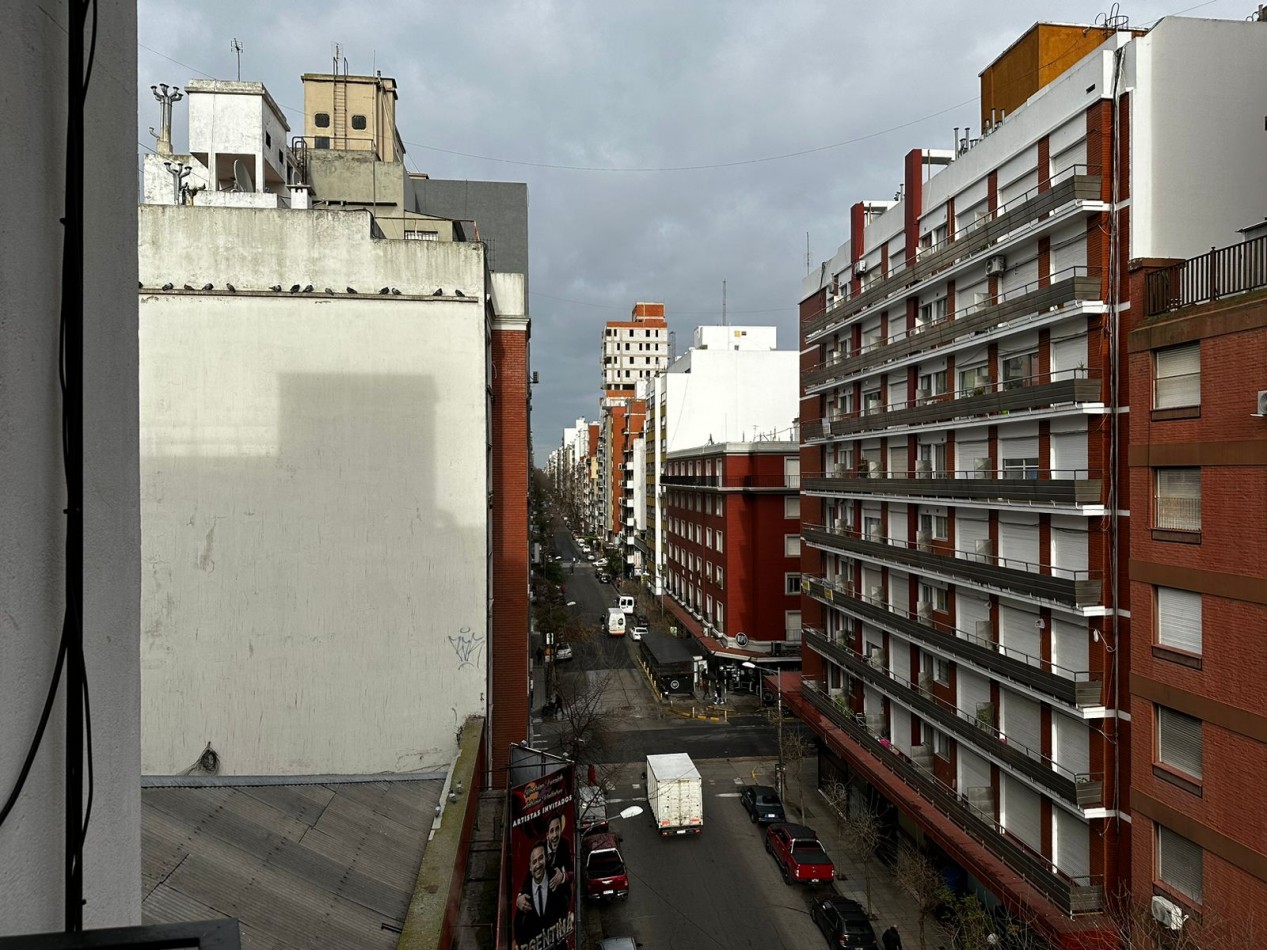 DEPARTAMENTO 3 AMBIENTES A LA CALLE CON BALCON SALIENTE Y COCHERA, A 2 CUADRAS DE LA PLAYA EN EL CENTRO 