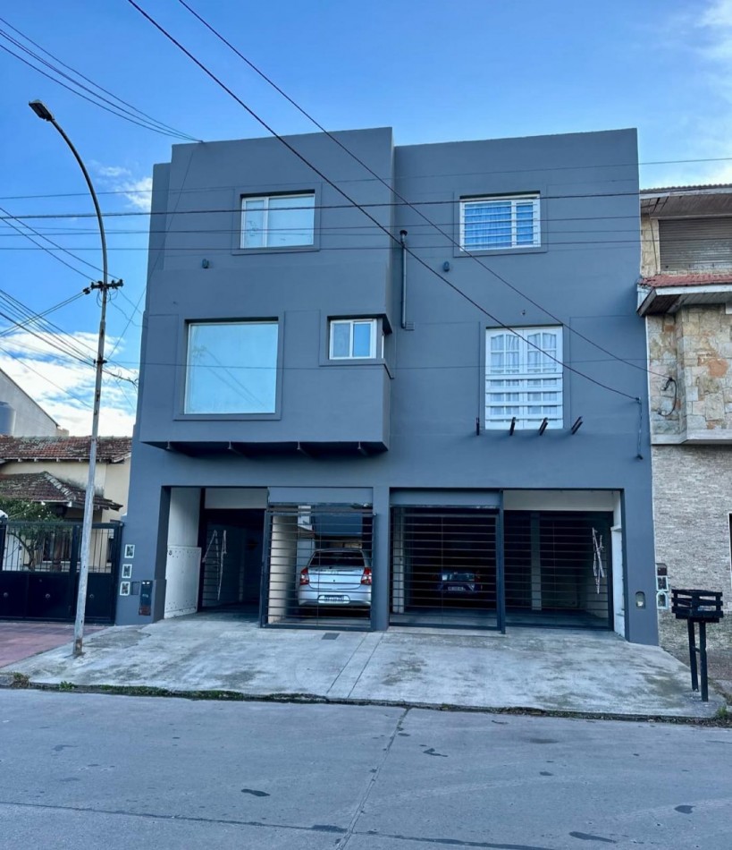 PH 2 AMBIENTES CON ESPACIO DE COCHERA Y BALCON TERRAZA EN PRIMER PISO POR ESCALERA