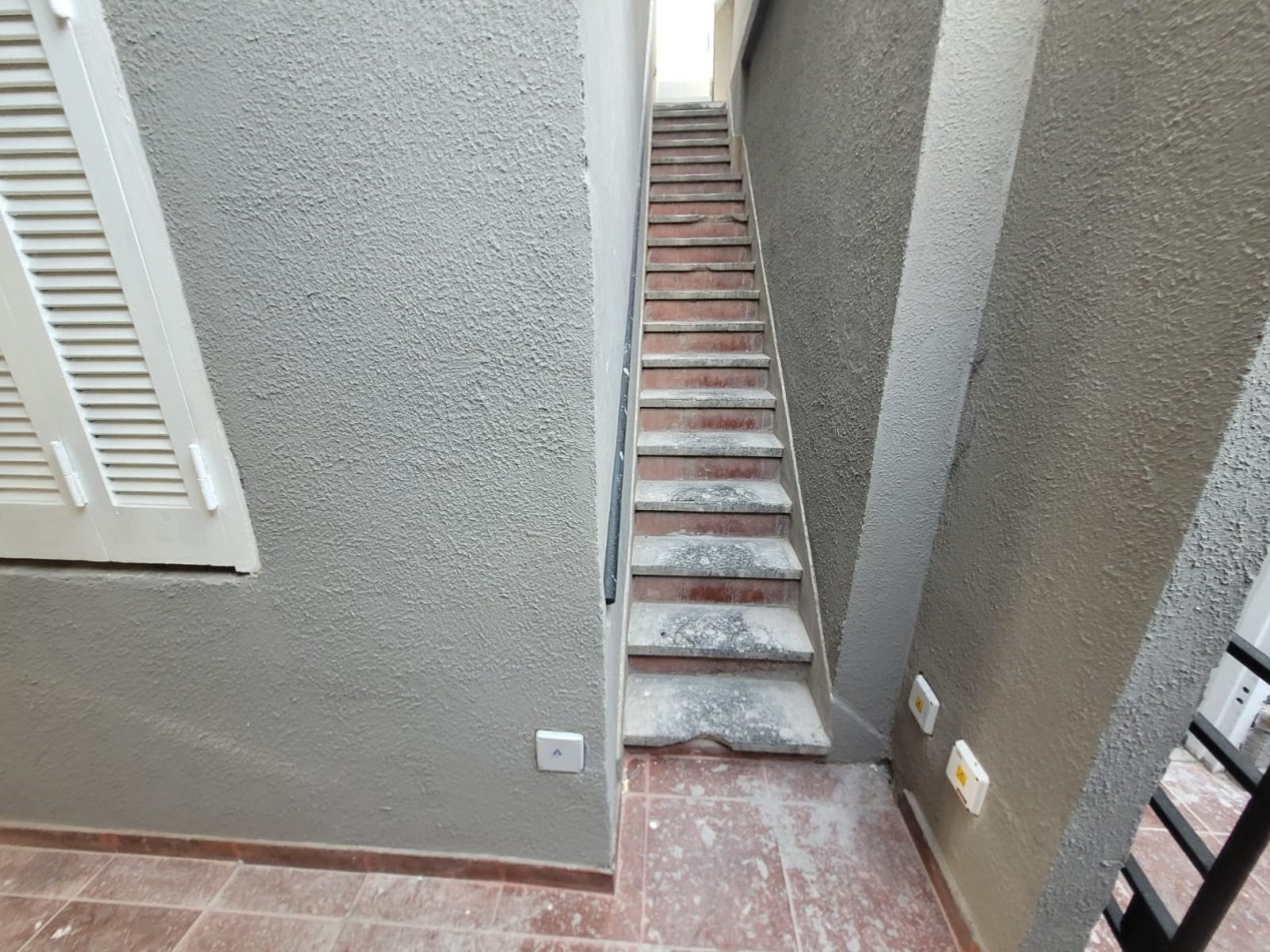 PH 3 AMBIENTES RECICLADO POR PASILLO, EN PRIMER PISO POR ESCALERA CON TERRAZA, EN SAN JOSE