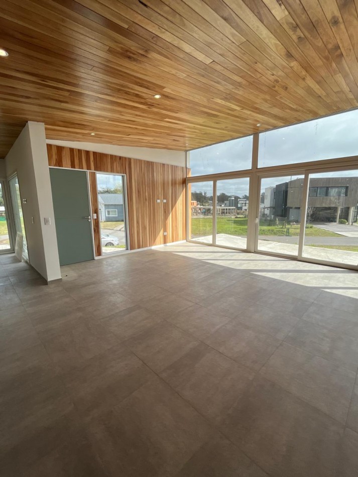 CASA 4 AMBIENTES DE 175 M2 APROX CON QUINCHO EN RUMENCO JOVEN VENDE Y PERMUTA