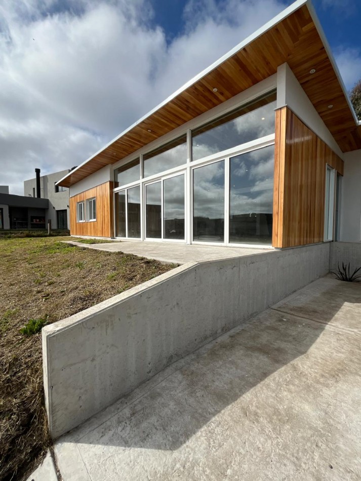 CASA 4 AMBIENTES DE 175 M2 APROX CON QUINCHO EN RUMENCO JOVEN VENDE Y PERMUTA