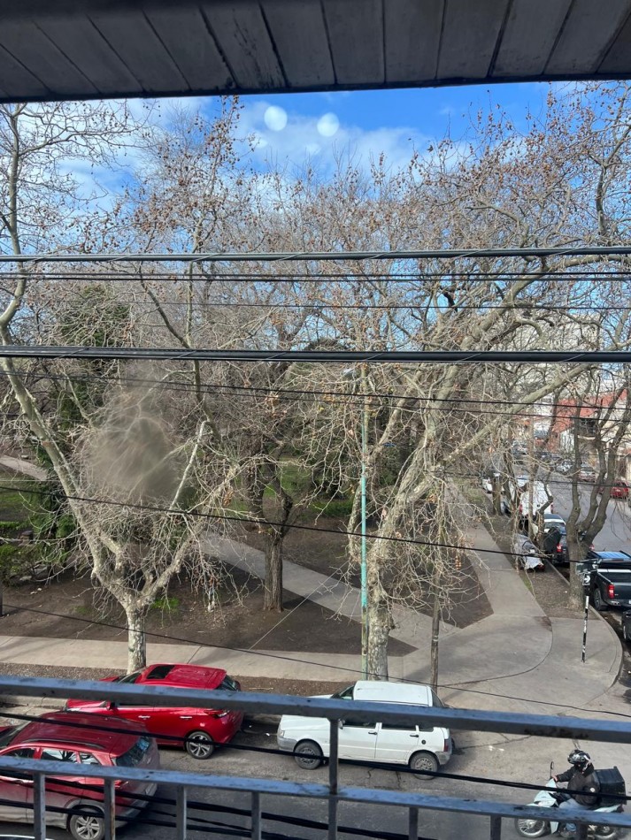 DEPARTAMENTO 3 AMBIENTES CON BALCON SALIENTE A LA CALLE EN SEGUNDO PISO POR ESCALERA, VENDE O PERMUTA