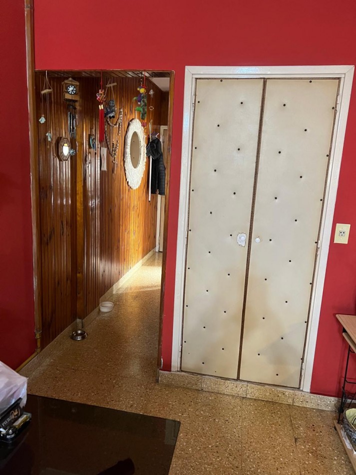 DEPARTAMENTO 3 AMBIENTES CON BALCON SALIENTE A LA CALLE EN SEGUNDO PISO POR ESCALERA, VENDE O PERMUTA