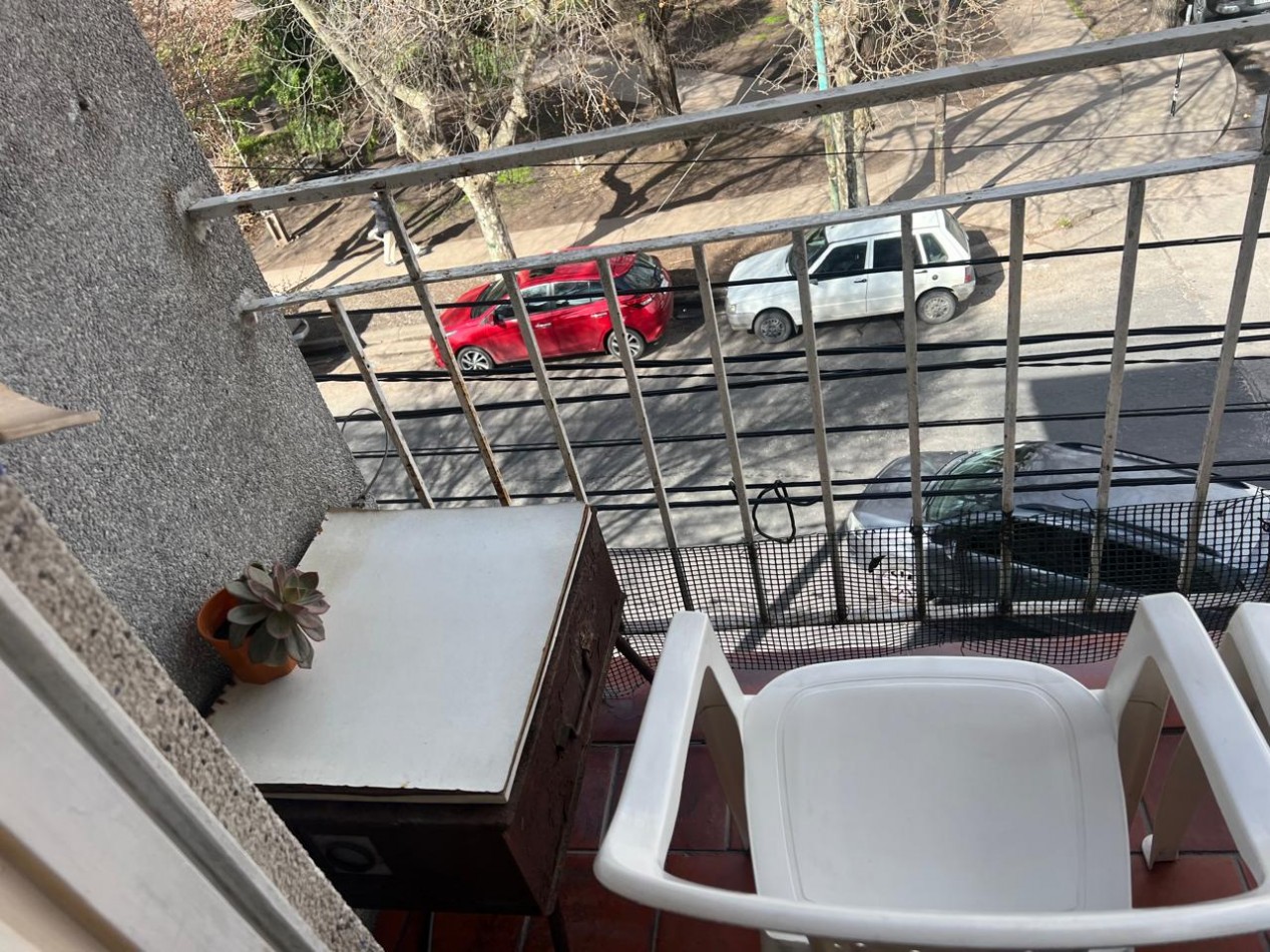 DEPARTAMENTO 3 AMBIENTES CON BALCON SALIENTE A LA CALLE EN SEGUNDO PISO POR ESCALERA, VENDE O PERMUTA