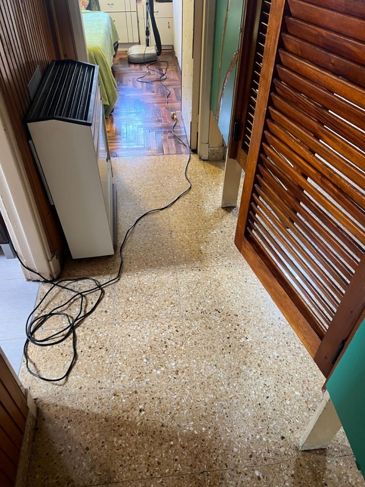 DEPARTAMENTO 3 AMBIENTES CON BALCON SALIENTE A LA CALLE EN SEGUNDO PISO POR ESCALERA, VENDE O PERMUTA