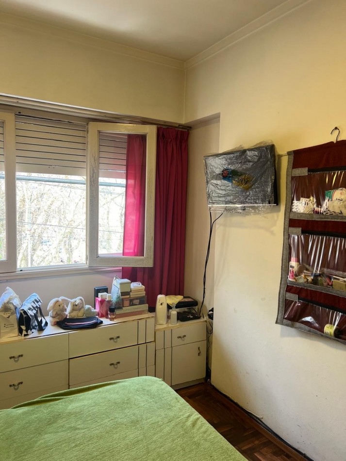 DEPARTAMENTO 3 AMBIENTES CON BALCON SALIENTE A LA CALLE EN SEGUNDO PISO POR ESCALERA, VENDE O PERMUTA