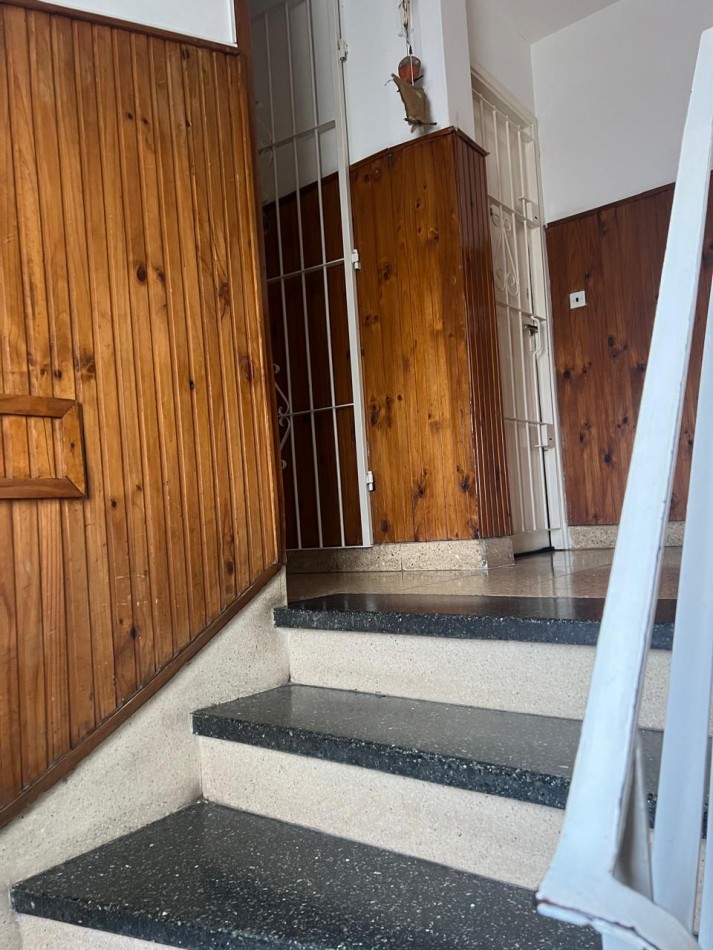 DEPARTAMENTO 3 AMBIENTES CON BALCON SALIENTE A LA CALLE EN SEGUNDO PISO POR ESCALERA, VENDE O PERMUTA