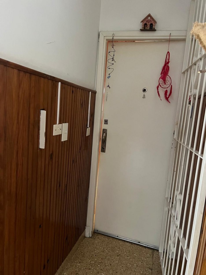 DEPARTAMENTO 3 AMBIENTES CON BALCON SALIENTE A LA CALLE EN SEGUNDO PISO POR ESCALERA, VENDE O PERMUTA