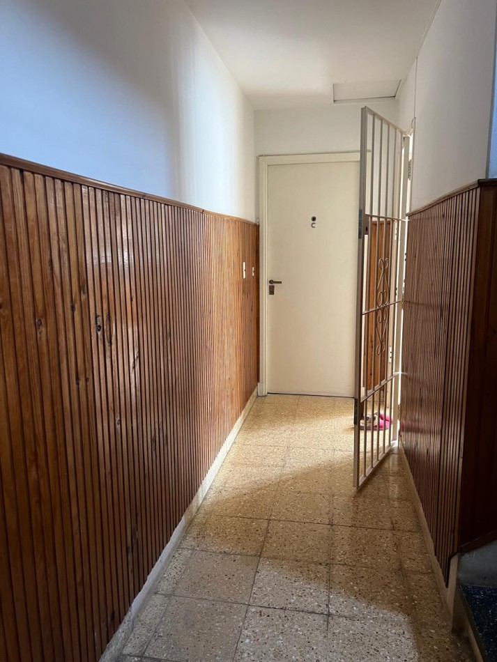 DEPARTAMENTO 3 AMBIENTES CON BALCON SALIENTE A LA CALLE EN SEGUNDO PISO POR ESCALERA, VENDE O PERMUTA