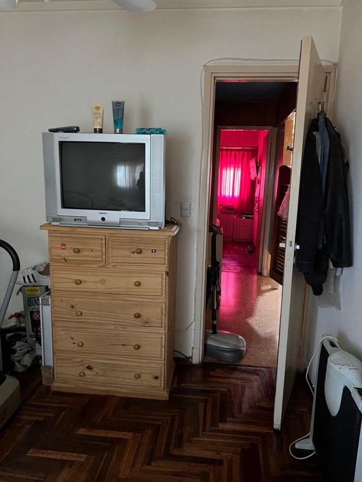 DEPARTAMENTO 3 AMBIENTES CON BALCON SALIENTE A LA CALLE EN SEGUNDO PISO POR ESCALERA, VENDE O PERMUTA