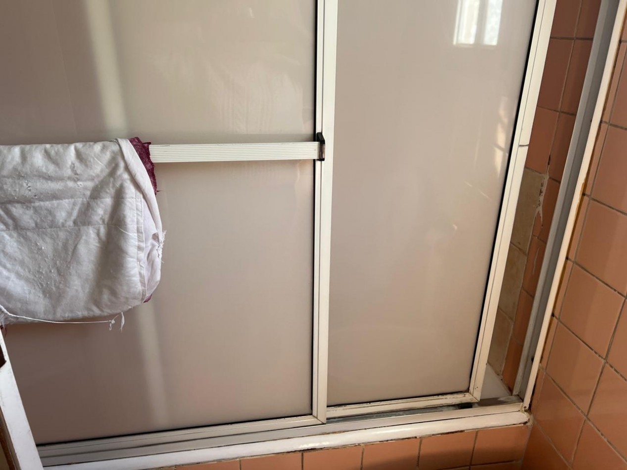 DEPARTAMENTO 3 AMBIENTES CON BALCON SALIENTE A LA CALLE EN SEGUNDO PISO POR ESCALERA, VENDE O PERMUTA