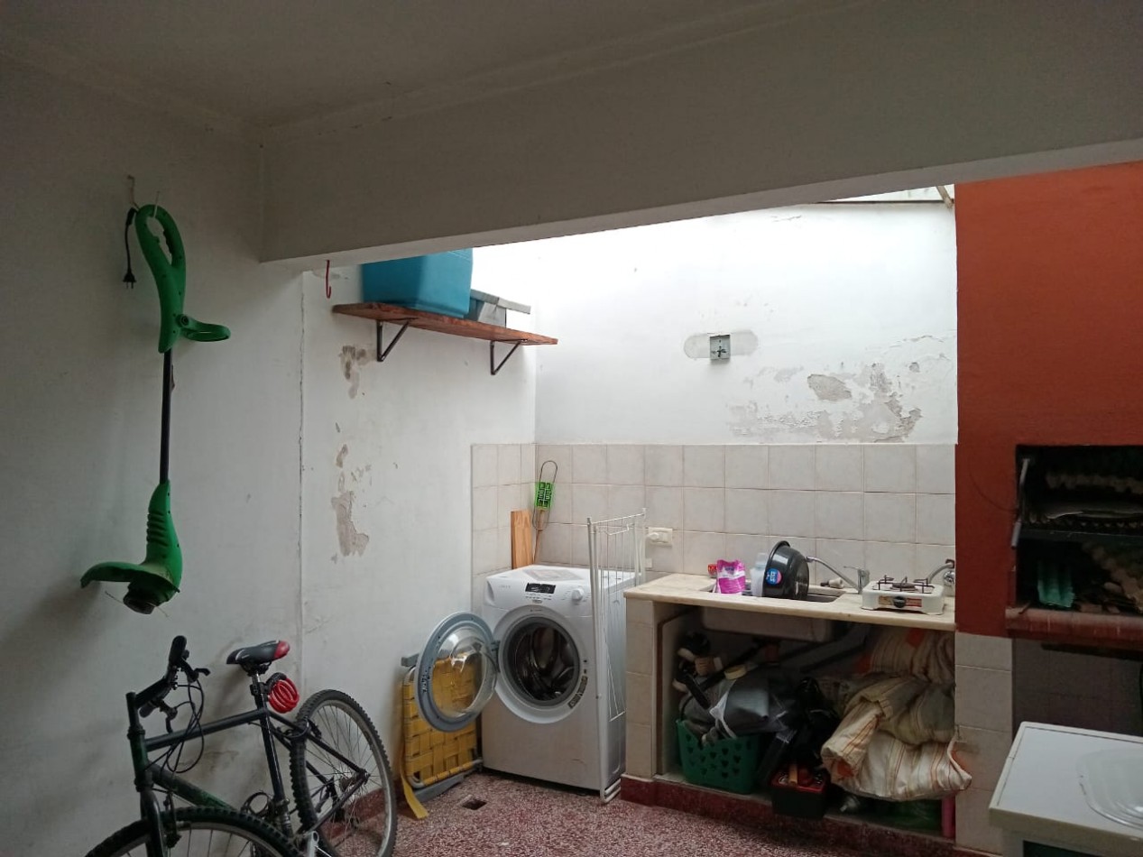 CASA EN ESQUINA DE 3 AMBIENTES CON GARAJE Y PARQUE EN CAISAMAR