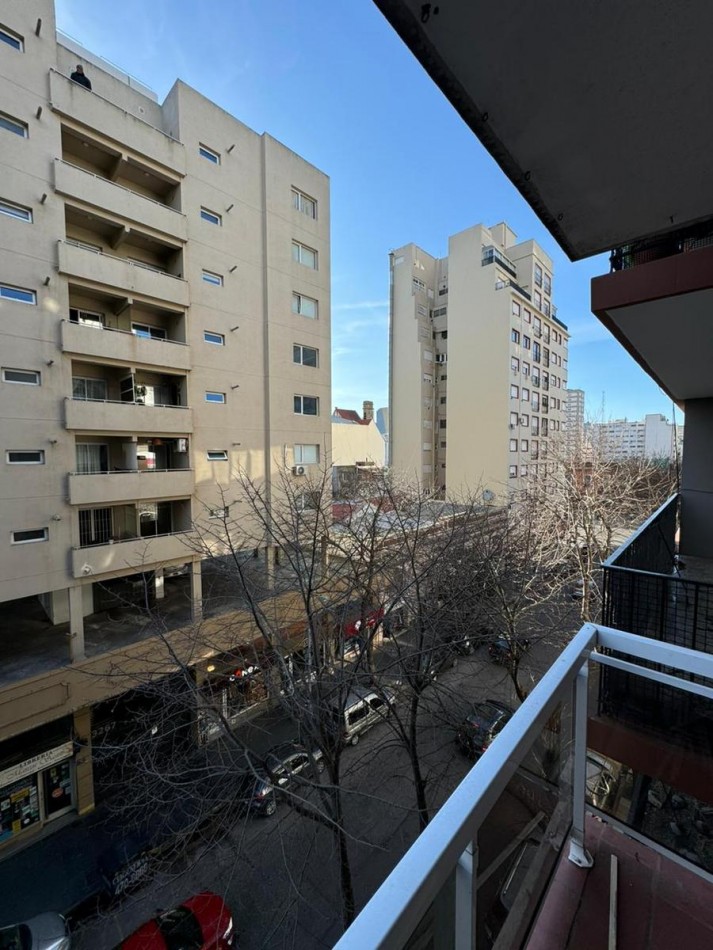 DEPARTAMENTO 2 AMB CON BALCON A LA CALLE Y DEPENDENCIA DE SERVICIO A 2 CALLES DEL SHOPPING "LOS GALLEGOS"