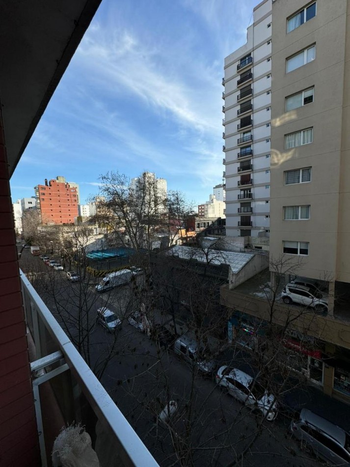 DEPARTAMENTO 2 AMB CON BALCON A LA CALLE Y DEPENDENCIA DE SERVICIO A 2 CALLES DEL SHOPPING "LOS GALLEGOS"