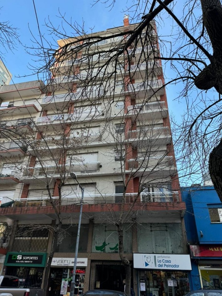 DEPARTAMENTO 2 AMB CON BALCON A LA CALLE Y DEPENDENCIA DE SERVICIO A 2 CALLES DEL SHOPPING "LOS GALLEGOS"