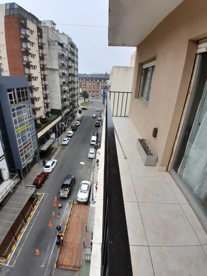 DEPARTAMENTO 3 AMBIENTES CON BALCON A LA CALLE Y VISTA LATERAL AL HOTEL PROVINCIAL