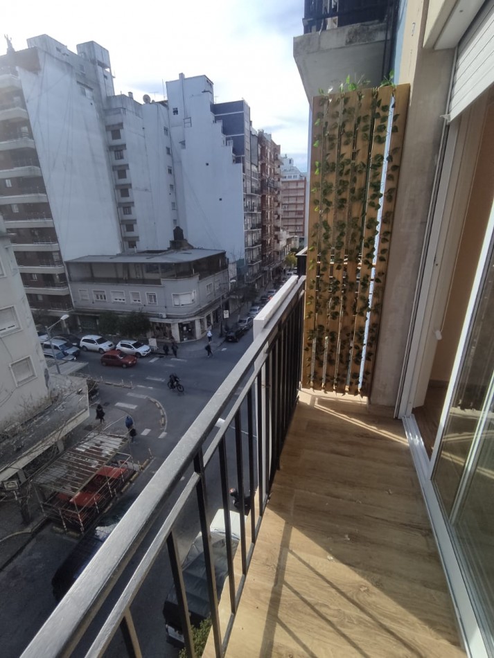 DEPARTAMENTO 2 AMBIENTES A LA CALLE CON BALCON SALIENTE, A 350 MTS DE LA PLAYA EN EL CENTRO