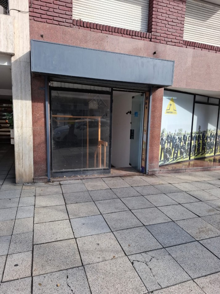 LOCAL COMERCIAL A LA CALLE EN LA PERLA, A 100 METROS DE PLAZA ESPAÑA VENDE Y PERMUTA