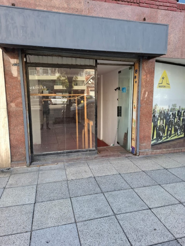 LOCAL COMERCIAL A LA CALLE EN LA PERLA, A 100 METROS DE PLAZA ESPAÑA VENDE Y PERMUTA